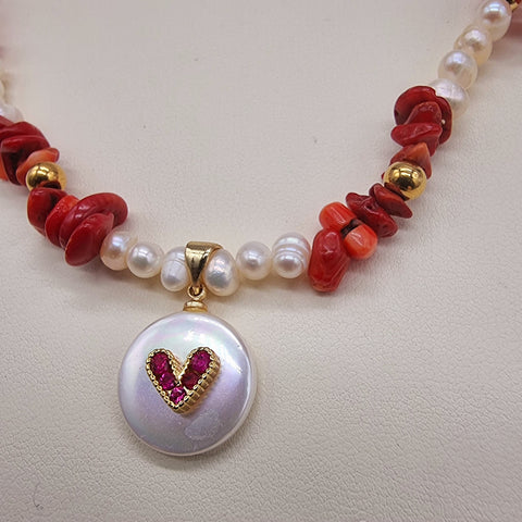 Collar de Perlas y Corales con dije Corazón